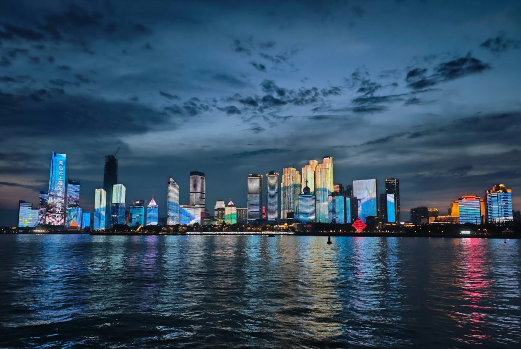 Qingdao w Chinach widok nocą